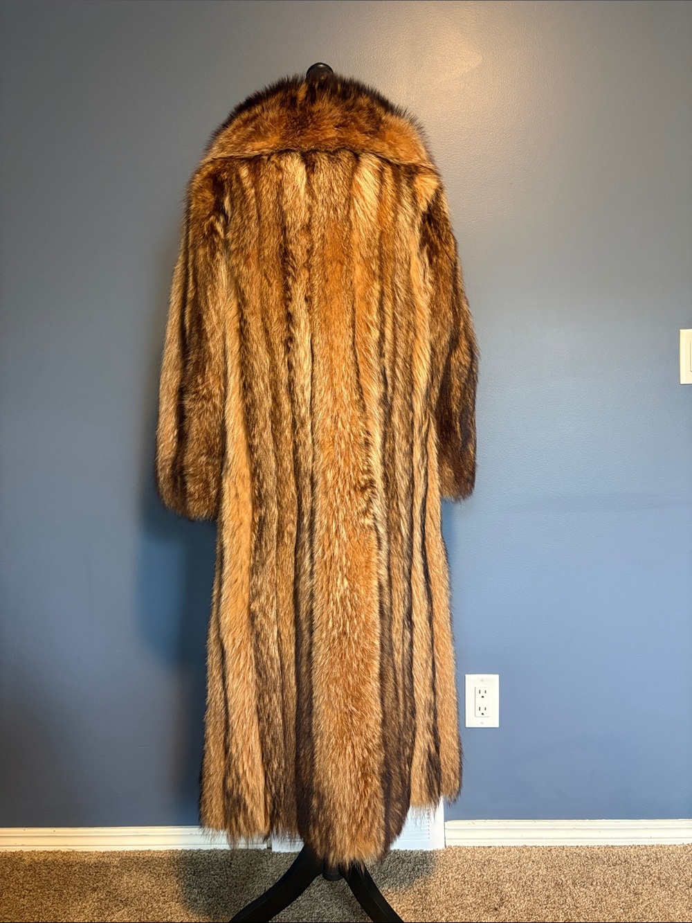 Vintage Renfrew Furs Tanuki (Japanese Raccoon) Full Length Fur Coat | Luxe 1979 - Picture 8 of 13
